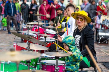 Dobele, Letonya - 13 Mayıs 2022: Dobele pazarının tarihi döneminde küçük davulcuların zirvesi, düzinelerce davulcu senkronize olarak çeşitli besteler yapıyor.