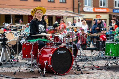 Dobele, Letonya - 13 Mayıs 2022: Dobele pazarının tarihi döneminde küçük davulcuların zirvesi, düzinelerce davulcu senkronize olarak çeşitli besteler yapıyor.