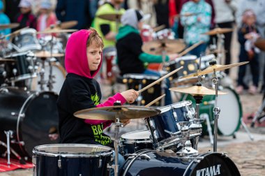 Dobele, Letonya - 13 Mayıs 2022: Dobele pazarının tarihi döneminde küçük davulcuların zirvesi, düzinelerce davulcu senkronize olarak çeşitli besteler yapıyor.