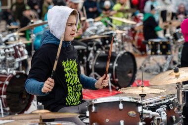 Dobele, Letonya - 13 Mayıs 2022: Dobele pazarının tarihi döneminde küçük davulcuların zirvesi, düzinelerce davulcu senkronize olarak çeşitli besteler yapıyor.