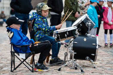 Dobele, Letonya - 13 Mayıs 2022: Dobele pazarının tarihi döneminde küçük davulcuların zirvesi, düzinelerce davulcu senkronize olarak çeşitli besteler yapıyor.