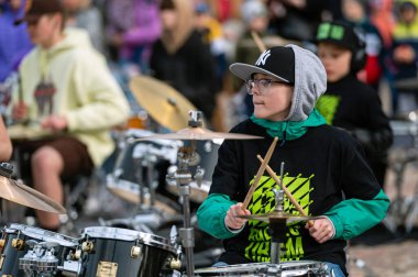 Dobele, Letonya - 13 Mayıs 2022: Dobele pazarının tarihi döneminde küçük davulcuların zirvesi, düzinelerce davulcu senkronize olarak çeşitli besteler yapıyor.