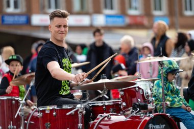 Dobele, Letonya - 13 Mayıs 2022: Dobele pazarının tarihi döneminde küçük davulcuların zirvesi, düzinelerce davulcu senkronize olarak çeşitli besteler yapıyor.