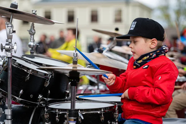 Dobele, Letonya - 13 Mayıs 2022: Dobele pazarının tarihi döneminde küçük davulcuların zirvesi, düzinelerce davulcu senkronize olarak çeşitli besteler yapıyor.