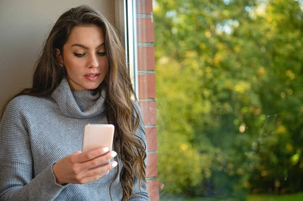 Joven Sensual Morena Milenaria Pelo Largo Para Junto Ventana Utiliza — Foto de Stock