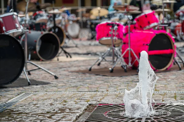 Close Fountain Background Defocused Paved Area Many Drum Kits — Foto Stock