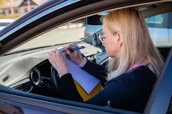 Μεσήλικας Επιχειρηματίας Γυαλιά Στο Αυτοκίνητο Που Εργάζονται Έγγραφα Έννοια Της — Φωτογραφία Αρχείου
