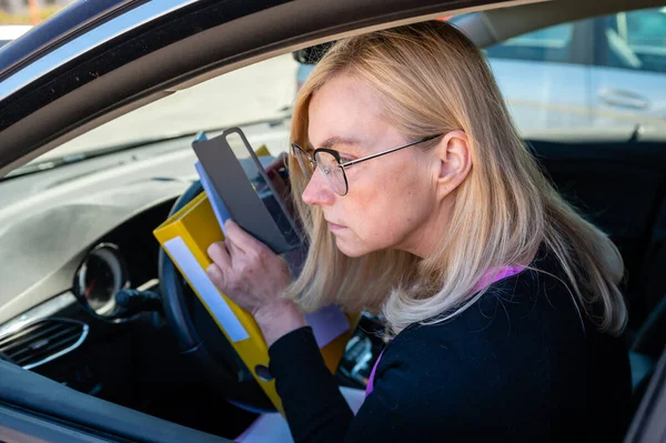 Μεσήλικας Επιχειρηματίας Γυαλιά Στο Αυτοκίνητο Που Εργάζονται Έγγραφα Έννοια Της — Φωτογραφία Αρχείου