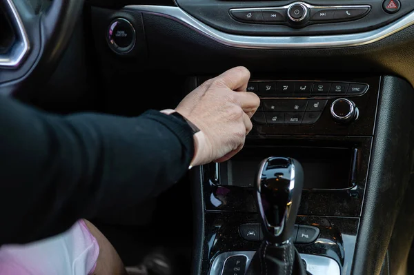 Close Του Εσωτερικού Του Αυτοκινήτου Ένα Θηλυκό Χέρι Καθορίζει Θερμοκρασία — Φωτογραφία Αρχείου