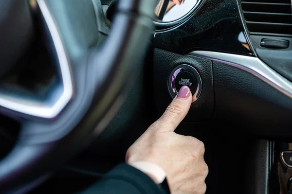 Γυναίκα Ξεκινά Μηχανή Του Αυτοκινήτου Start Stop Κουμπί Μοντέρνο Εσωτερικό — Φωτογραφία Αρχείου