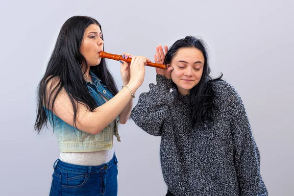 Δύο Ελκυστικές Έφηβες Γυναίκες Που Διασκεδάζουν Ξύλινο Φλάουτο Απομονώνονται Στο — Φωτογραφία Αρχείου
