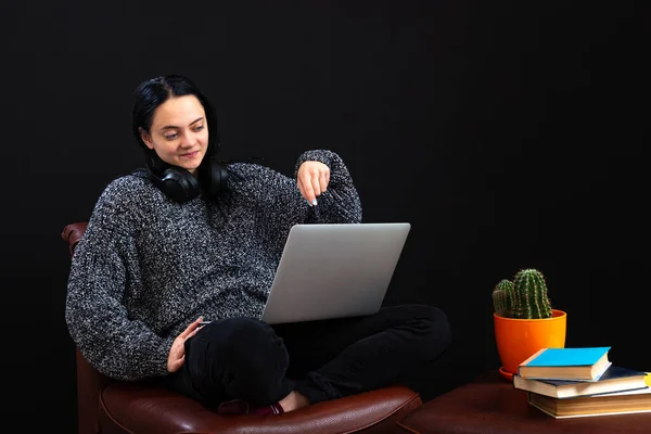 Adolescente Joven Sentada Con Laptop Auriculares Descansando Navegando Por Internet — Foto de Stock