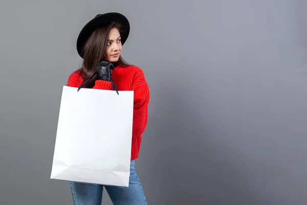 Привлекательная Девушка Подросток Одетая Красный Свитер Черную Шляпу Пакетами Покупок — стоковое фото