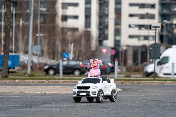 Kleines Mädchen Fährt Ein Spielzeugauto Wenig Fahrer Kinderwagen Konzept Der — Stockfoto