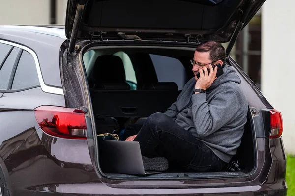 Чоловік Сидить Відкритому Багажнику Автомобіля Працює Ноутбуці Технології Дистанційної Роботи — стокове фото