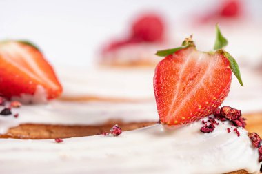 Kremalı, kremalı, kremalı, çilekli Fransız tatlısı, yakın plan.