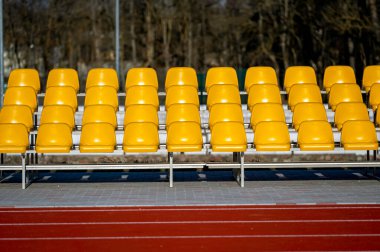 Sarı koltuklu Grandstand Stadyumu.