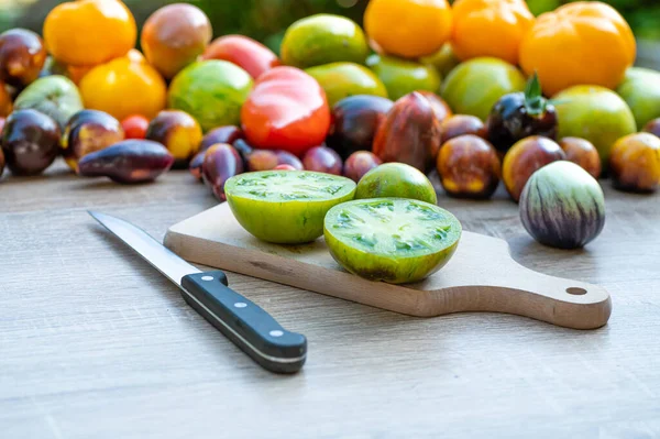 토마토와 색상의 토마토 배경에 도마가 테이블 — 스톡 사진