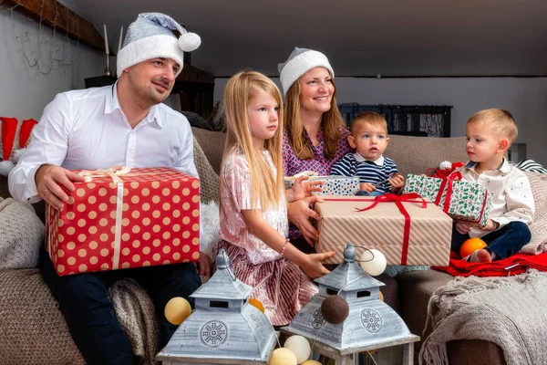Szczęśliwa Rodzina Siedzi Kanapie Salonie Rozpakowywanie Prezentów Świątecznych Koncepcja Rodzinnego — Zdjęcie stockowe