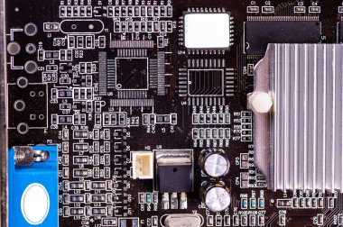Siyah baskılı devre kartı üzerinde mikroçipin makro yakın çekim görüntüsü, bileşenli bilgisayar vid ocard
