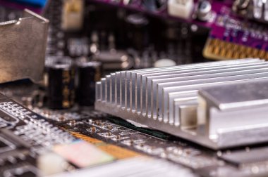 Bilgisayar kartında elektronik devre ve soğutma yüzgeci, kullanılmış video kartları, yakın çekim