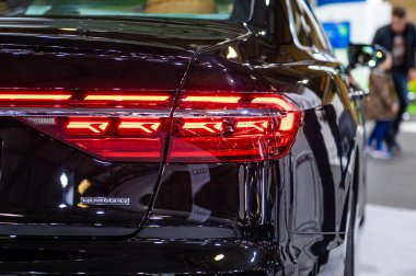 Riga, Letonya, 29 Nisan 2022: LED arka ışıklar ve araba tasarımı Nev Audi A8 limuzin, model 2022, dış tasarım