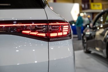 Riga, Letonya, 29 Nisan 2022: Nev VW ID4 elektrikli SUV 'ye yakın arka LED ışıkları, model 2022, yeni arabanın şık dış tasarımı