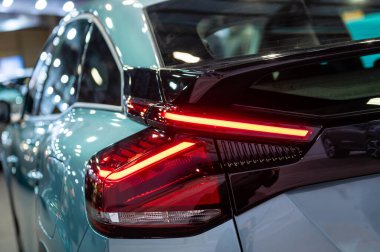 Riga, Letonya, 29 Nisan 2022: LED arka ışıklar ve araba tasarımı Nev Citroen C4-e kavşağı, model 2022, dış tasarım