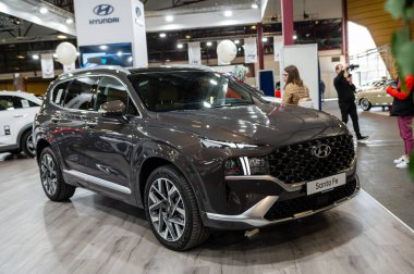 Riga, Letonya, 29 Nisan 2022: Hyundai Santa Fe bir otomobil fuarında gala, model 2022, ön görüş