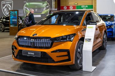 Riga, Letonya, 29 Nisan 2022: Yeni Skoda Enyaq Coupe IV RS elektrikli SUV galası, 2022 model, ön manzara