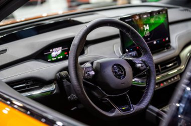 Riga, Letonya, 29 Nisan 2022: Skoda Enyaq Coupe IV elektrikli SUV direksiyon ve enstrüman paneli