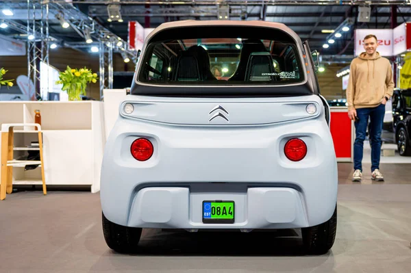 Riga, Letonya, 29 Nisan 2022: Citroen Ami elektrik küçük araba eğlence küpü bir motor fuarında, 2022 model