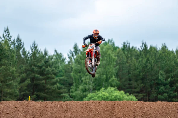 Dobele Lotyšsko Června 2022 Závodník Motokrosu Letu Vyskočí Vzlétne Odrazovém — Stock fotografie