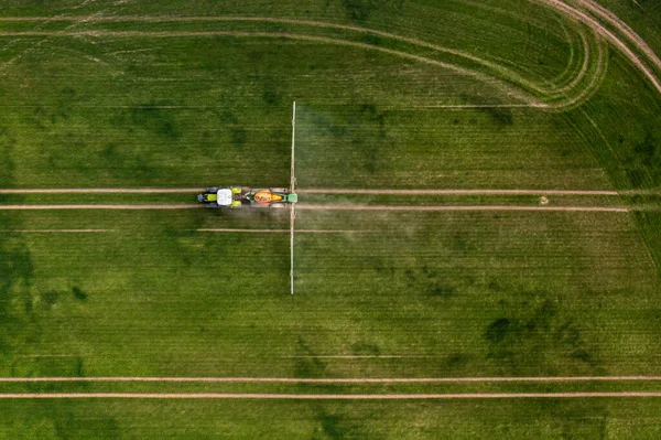 Top View Tractor Spraying Chemicals Large Green Field Agriculture Concept — Stock Photo, Image