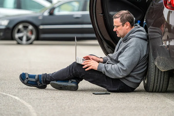 Mann Mittleren Alters Sitzt Auf Dem Asphalt Neben Dem Auto — Stockfoto