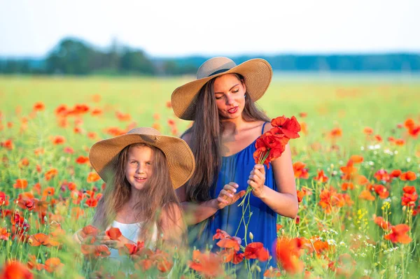 Bonita Mujer Joven Con Chica Sombreros Paja Campo Amapola Familia —  Fotos de Stock