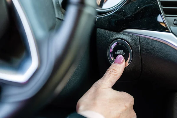 Femme Démarre Moteur Voiture Avec Bouton Start Stop Intérieur Voiture — Photo