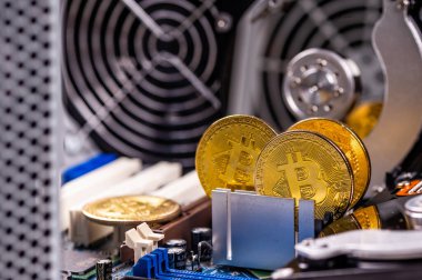 Bilgisayar bileşenleri arka plan, teknoloji ve dijital para birimi kavramına yakın plan altın bitcoin 'i