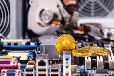 Bilgisayar bileşenleri arka plan, teknoloji ve dijital para birimi kavramına yakın plan altın bitcoin 'i