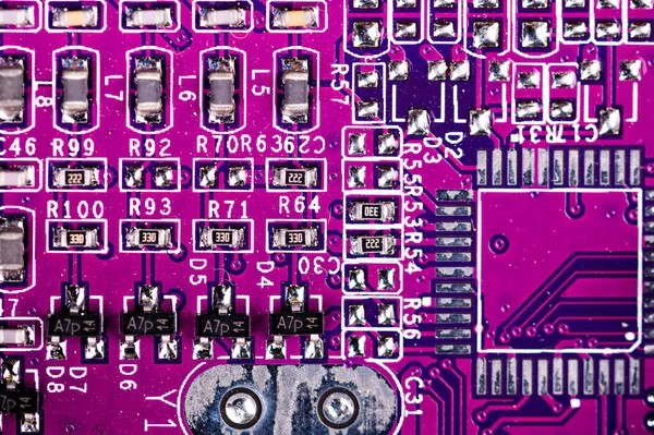 赤のプリント基板上のマイクロチップのマクロクローズアップ コンポーネントを搭載したコンピュータマザーボード — ストック写真