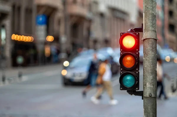 Przejazd Przez Miasto Semaforem Rozmytym Tle Samochodami Wieczornych Ulicach Czerwone — Zdjęcie stockowe