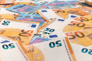 Avro banknotlarından şablon, ekonomik ve ticari sistemin bir parçası olarak Euro banknotu, yakın plan
