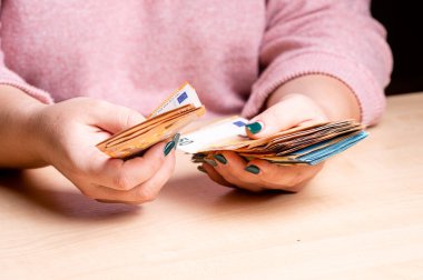 iş, finans, tasarruf, bankacılık ve insan konsepti - avro parası sayan kadın ellerine yakın çekim
