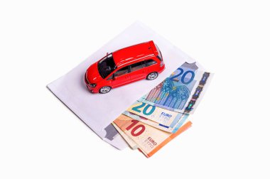 Avro banknotları ve araba içeren zarf beyaz, ulaşım maliyeti planlama kavramına izole edildi