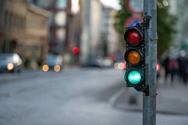 Trafik Işıklarıyla Şehir Trafiğini Bulanık Görmek Planda Yeşil Işığı Olan — Stok fotoğraf