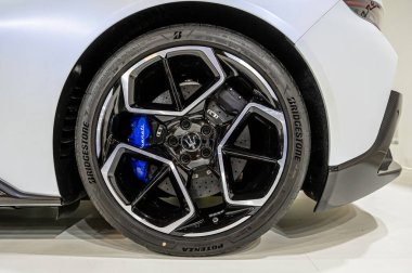 Riga, Letonya, 29 Nisan 2022: Süper araba Maserati MC20 'nin dış tasarım detayları, tekerlek diskleri ve frenleri.