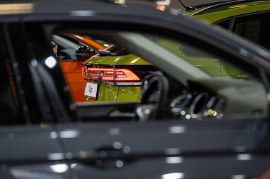 Riga, Letonya, 29 Nisan 2022: Bir sürü yeni parlak araba, seçici odaklanma, boheh, detaylar, yakın plan, trafik geçmişi, kopyalama alanı