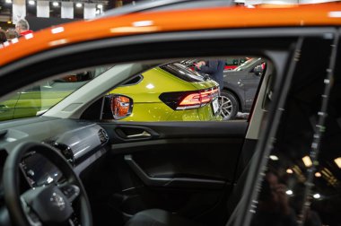 Riga, Letonya, 29 Nisan 2022: Bir sürü yeni parlak araba, seçici odaklanma, boheh, detaylar, yakın plan, trafik geçmişi, kopyalama alanı