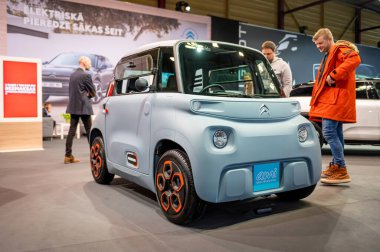 Riga, Letonya, 29 Nisan 2022: Citroen Ami elektrik küçük araba eğlence küpü bir motor fuarında, 2022 model