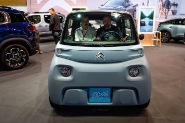 Riga, Letonya, 29 Nisan 2022: Citroen Ami elektrik küçük araba eğlence küpü bir motor fuarında, 2022 model